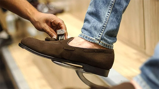 Chỉ sử dụng các phương pháp vệ sinh khô với giày da lộn