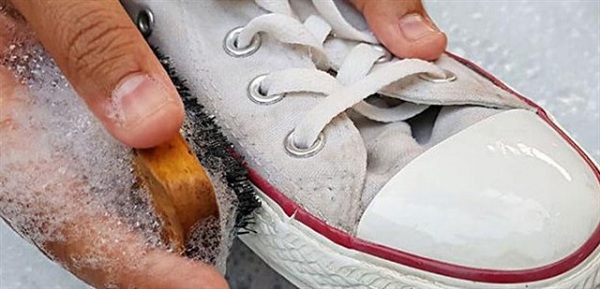 Giặt giày bằng nước rửa bát vừa an toàn lại hiệu quả