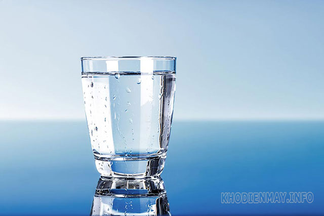 Nước (H2O) là một hợp chất quen thuộc