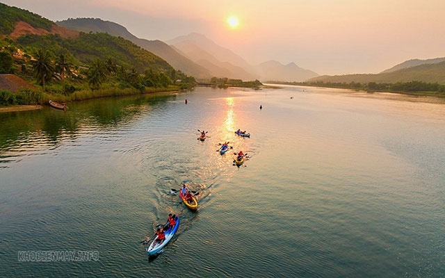 Hoạt động chèo thuyền trên hồ Đồng Xanh Đồng Nghệ