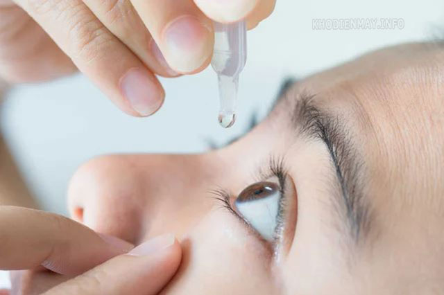 Nên cung cấp đủ nước cho mắt nếu mắt bị giật thường xuyên
